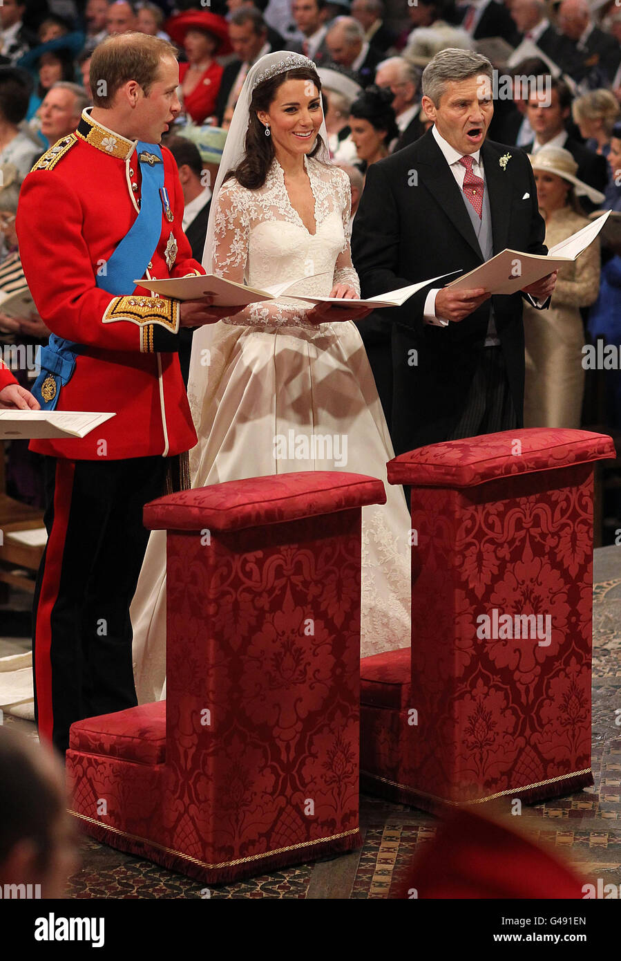 Il Principe William e Kate Middleton con suo padre Michael Middleton all'Abbazia di Westminster, Londra. Foto Stock