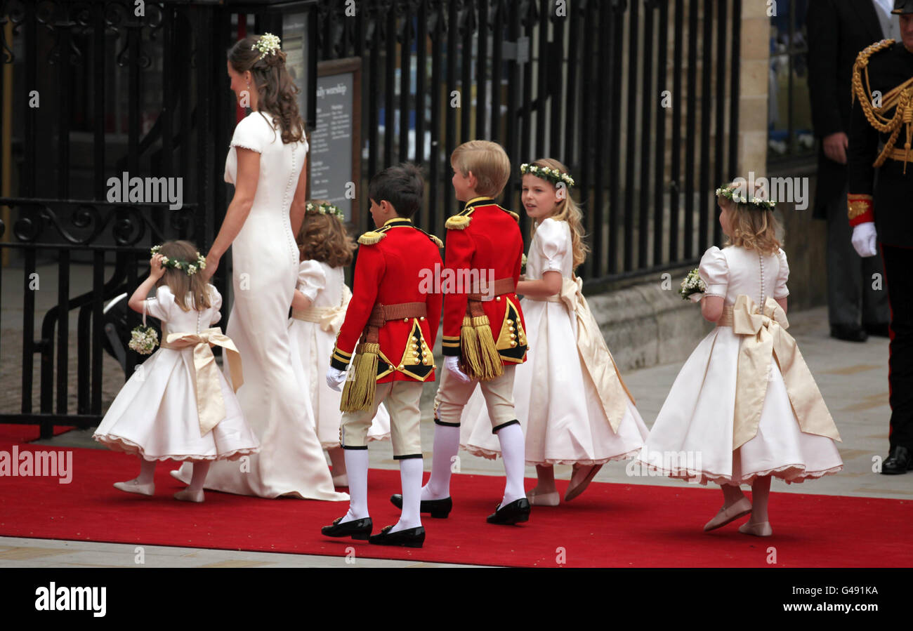 Pippa Middleton arriva all'abbazia di Westminster con le bridesmaid e i ragazzi di pagina prima del matrimonio tra il principe William e Kate Middleton. Foto Stock