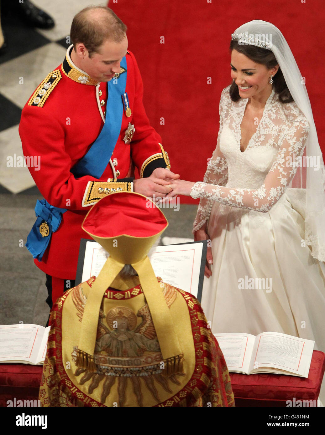 Il principe William e Kate Middleton si scambiano gli anelli durante il  loro servizio di nozze all'Abbazia di Westminster, Londra Foto stock - Alamy