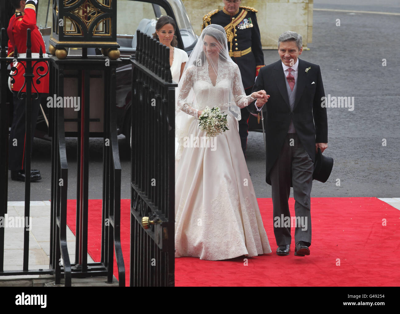 Kate Middleton accompagnato dal padre Michael e dalla sorella Pippa arriva all'Abbazia di Westminster. Foto Stock