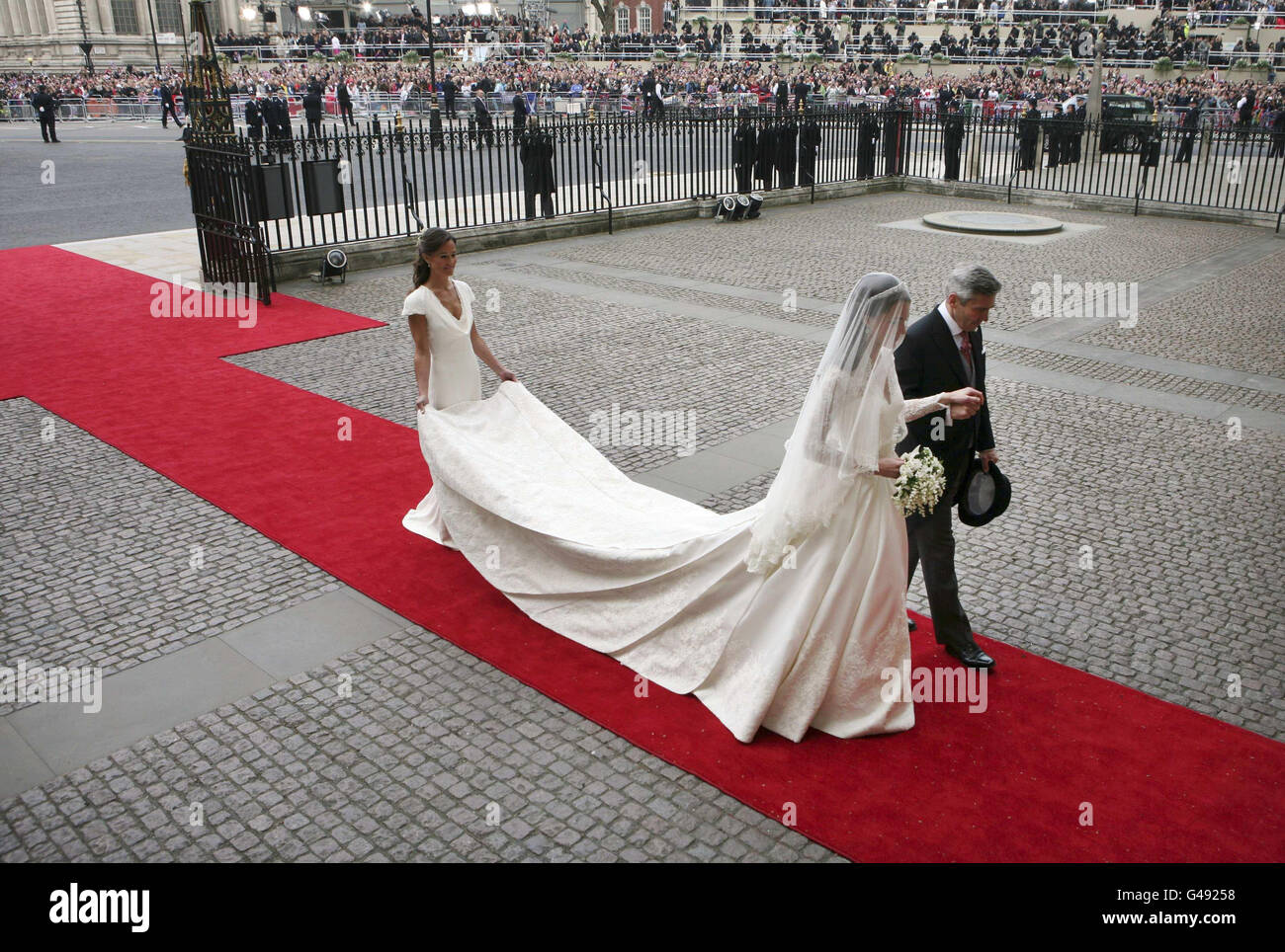 Kate Middleton accompagnato dal padre Michael e dalla sorella Pippa arriva all'Abbazia di Westminster. Foto Stock