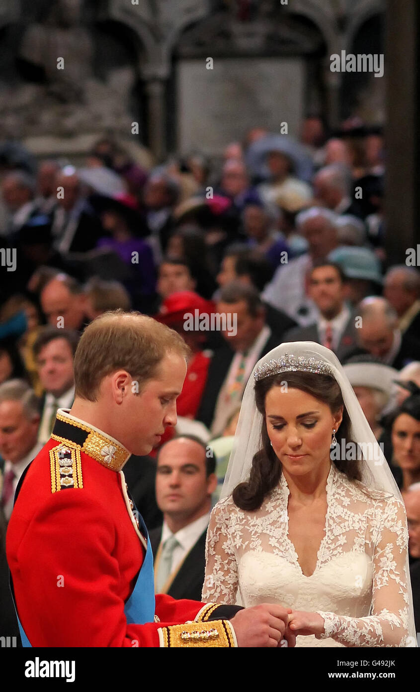 Il principe William e Kate Middleton si scambiano gli anelli durante il loro matrimonio all'Abbazia di Westminster, Londra. Foto Stock