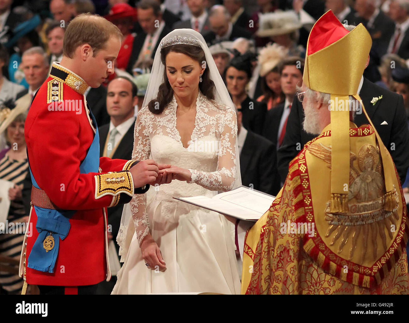 Il Principe William e Kate Middleton si scambiano gli anelli davanti all'arcivescovo di Canterbury all'Abbazia di Westminster, Londra. Foto Stock