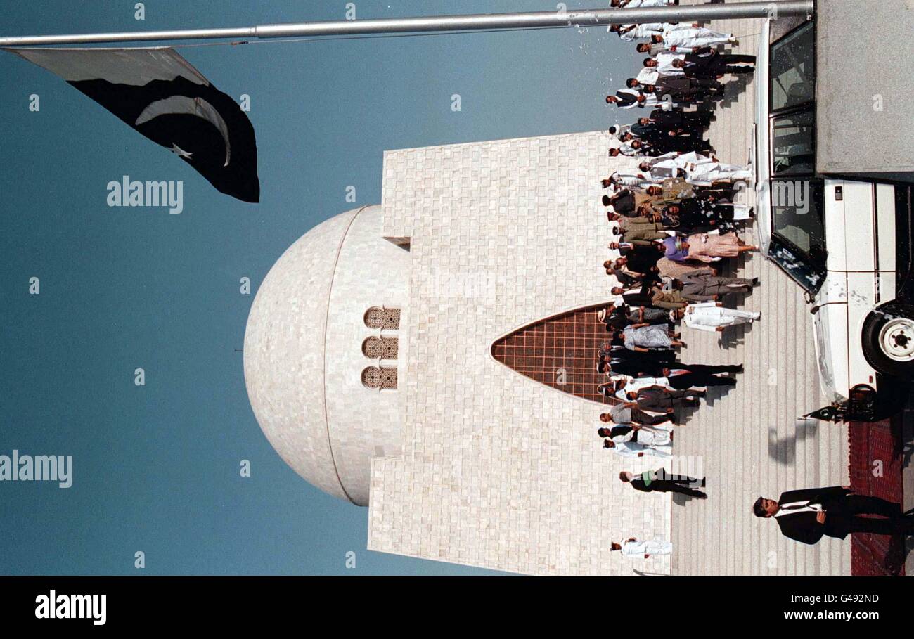 La Regina e la festa reale, camminate lungo i gradini della tomba di Jinnah durante la sua visita a Karachi. Foto Stock