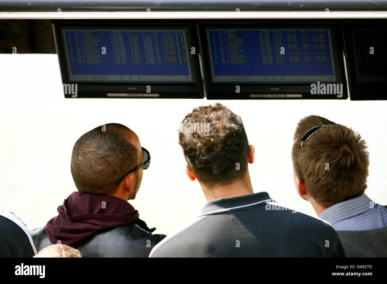 L’ex campione di Formula uno Lewis Hamilton (a sinistra) guarda i tempi sul giro mentre suo fratello Nicolas compete nella Clio Cup al circuito di Thruxton, Andover. Foto Stock