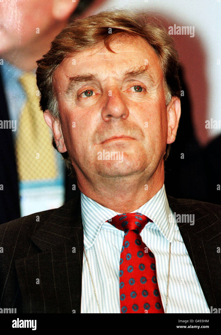 Richard Ottaway p.f. e ex governo frusta. * 28/11/02: Richard Ottaway, 57, il Conservatore MP per Croydon a sud, è stata ufficialmente gettando il suo cappello nel ring da parte del candidato al 2004 London Mayoral elezioni. Signor Ottaway parlamentare è stato segretario privato di Michael Heseltine tra il 1992 e il 1995 e un ex assistente di governo frusta. I suoi hobby sono elencati in Debrett come jazz, yacht racing e sci. Egli si unisce ex regina passerella Nikki pagina, 51, che ha lanciato la sua campagna di martedì. Foto Stock