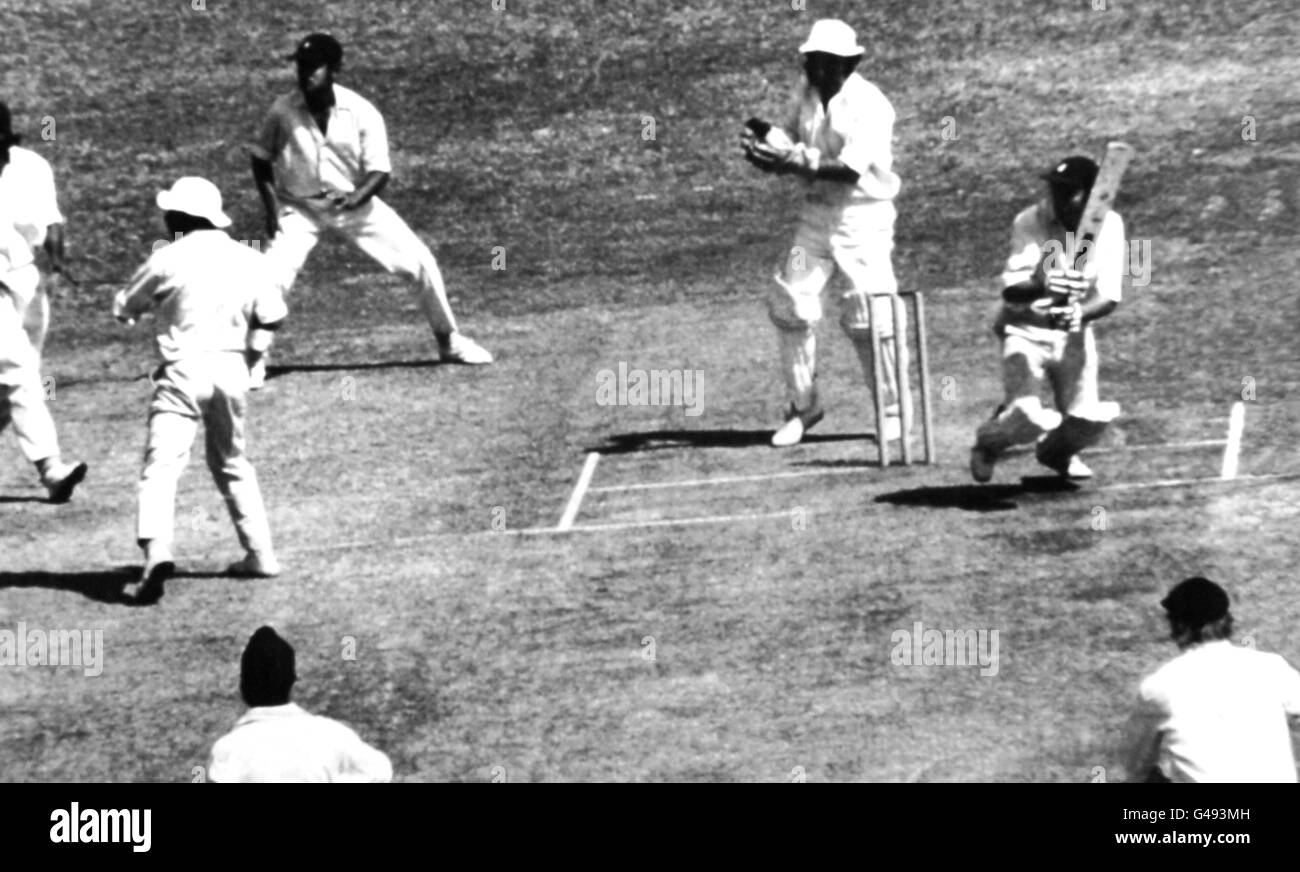 Cricket - Fifth Test Match - India / Inghilterra - Third Day - Brabourne Stadium, Bombay. Inghilterra batsman Keith Fletcher taglia una palla dal lento bowler indiano Bishan Bedi per quattro durante i suoi inning di 113 Foto Stock