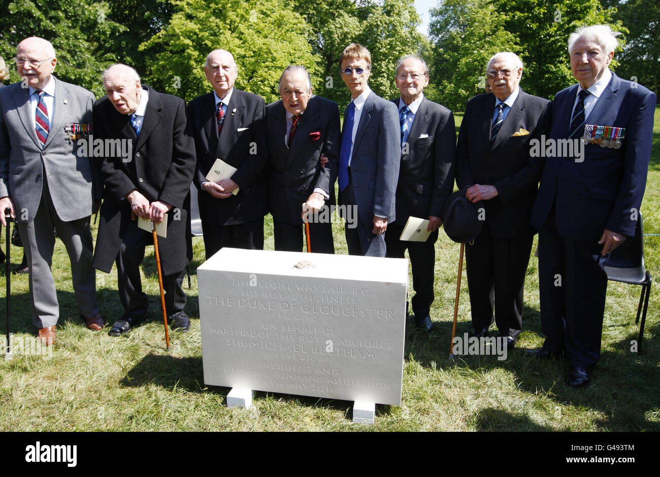 Robin Gibb (quinta a sinistra) si unisce al comando RAF Bomber Veterans (da sinistra a destra) John L Cox, Gordon Mellor, Alf Hubrerman, Michael Beethham, Doug Radcille, Bill McFadden e Tony Iverson, alla cerimonia per la posa della pietra di fondazione del Bomber Command Memorial a Green Park, Londra. Foto Stock