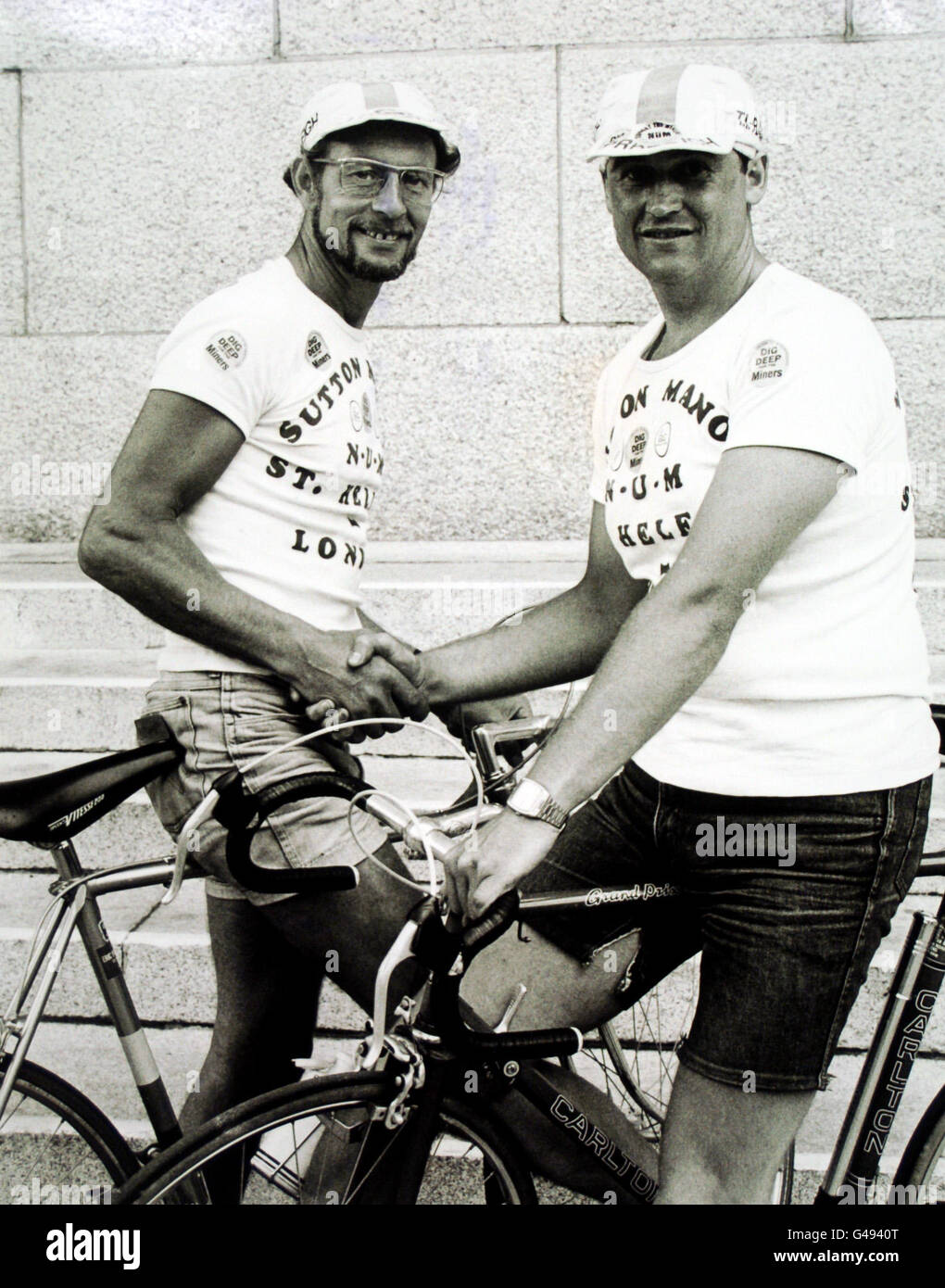 I minatori Clifford Thomas e Steven Green, dal Derbyshire dopo essere arrivati al London Country Hall alla fine di un giro in bicicletta di 200 miglia. Foto Stock