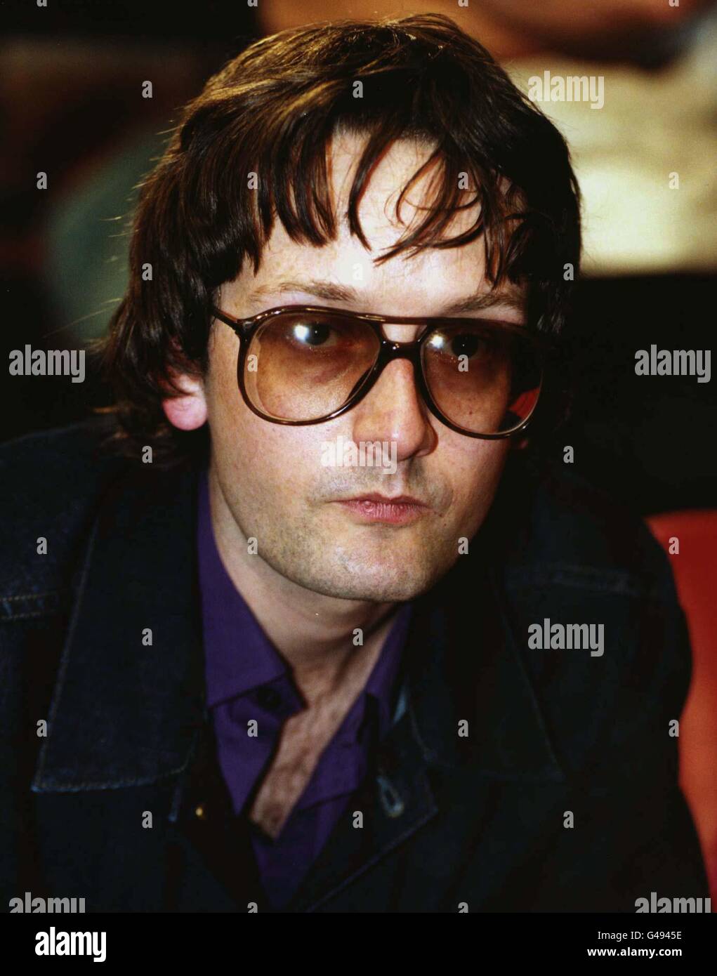 PA NEWS PHOTO 16/10/97 Jarvis Cocker cantante di gruppo 'Pulp' presso la filiale HMV di Oxford Circus, Londra. Jarvis Cocker è stato uno dei musicisti intervistati in New Musical Express (marzo 1998), il giornale dell'industria pop e musicale, che ha fortemente criticato il primo Ministro Tony Blair. Il documento ha preso una posizione forte contro il signor Blair con la sua foto in prima pagina accanto al titolo: "Mai avuto la sensazione di essere stato truffato? Foto Stock