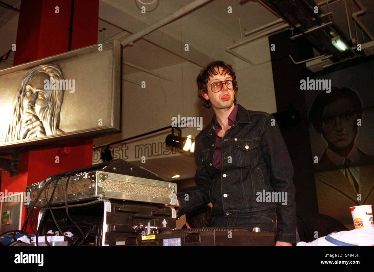 PA NEWS FOTO 16/10/97 Jarvis Cocker cantante del gruppo "pasta di legno" all'HMV flagship filiale a Oxford Circus, Londra Foto Stock