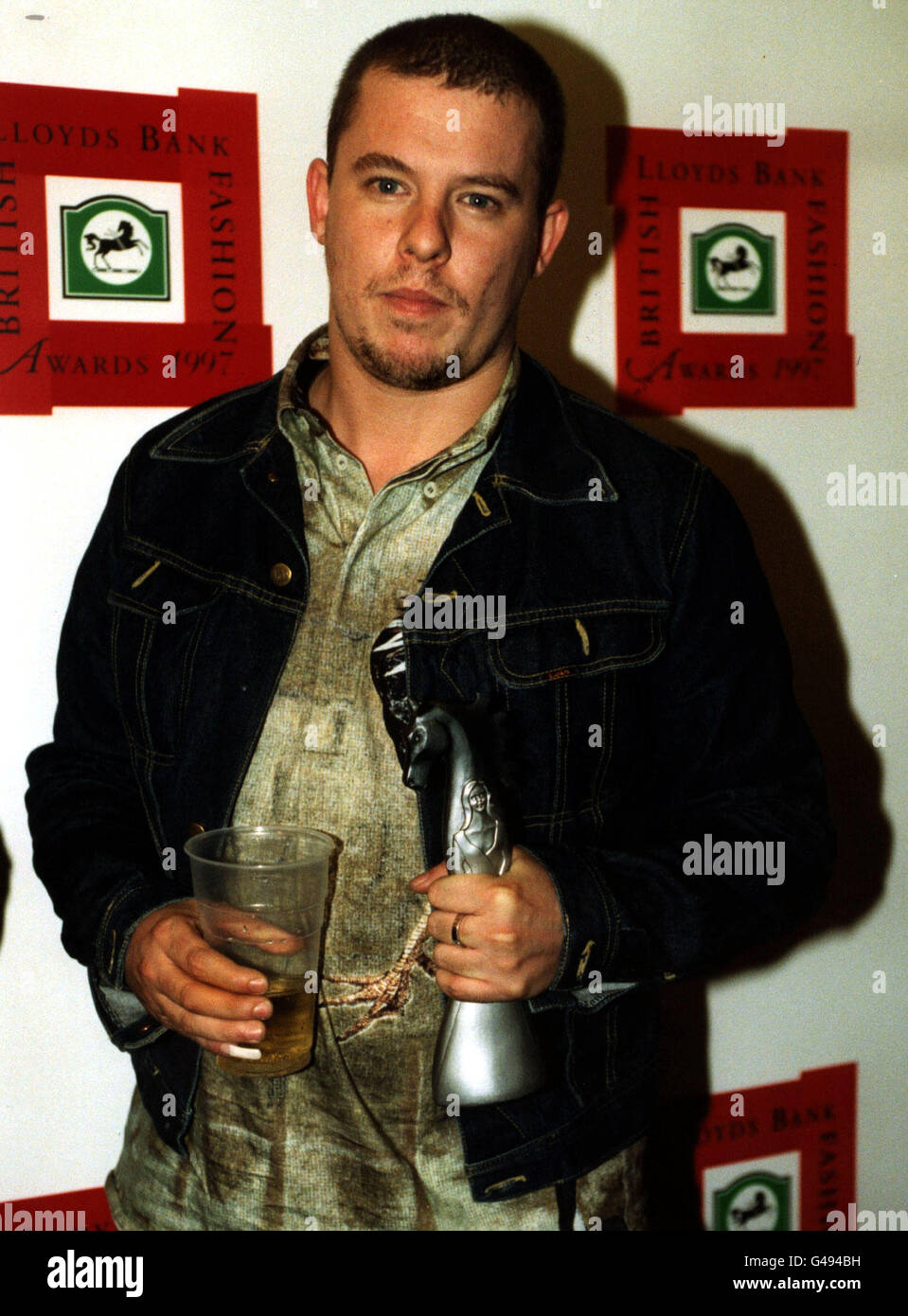 PA NEWS FOTO : 22/10/97 : Fashion designer Alexander McQueen alla Royal Albert Hall di Londra per la Lloyds Bank Fashion Awards. Foto di Fiona Hanson/PA Foto Stock