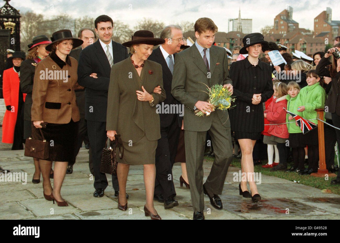 Il principe William con Zara Phillips (a destra), la figlia della  principessa reale e la Regina Paola del Belgio e del re Alberto del Belgio  (dietro William) presso il Royal Naval College