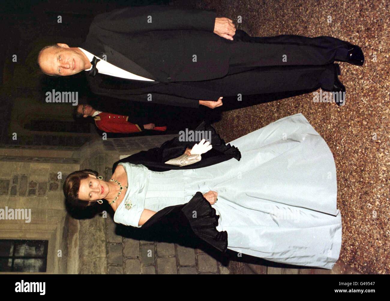 Re Harald V e la regina Sonja di Norvegia arrivano al castello di Windsor per la palla di questa sera in celebrazione del 50 ° anniversario di matrimonio della regina e duca. Foto di John Stillwell/PA. Foto Stock