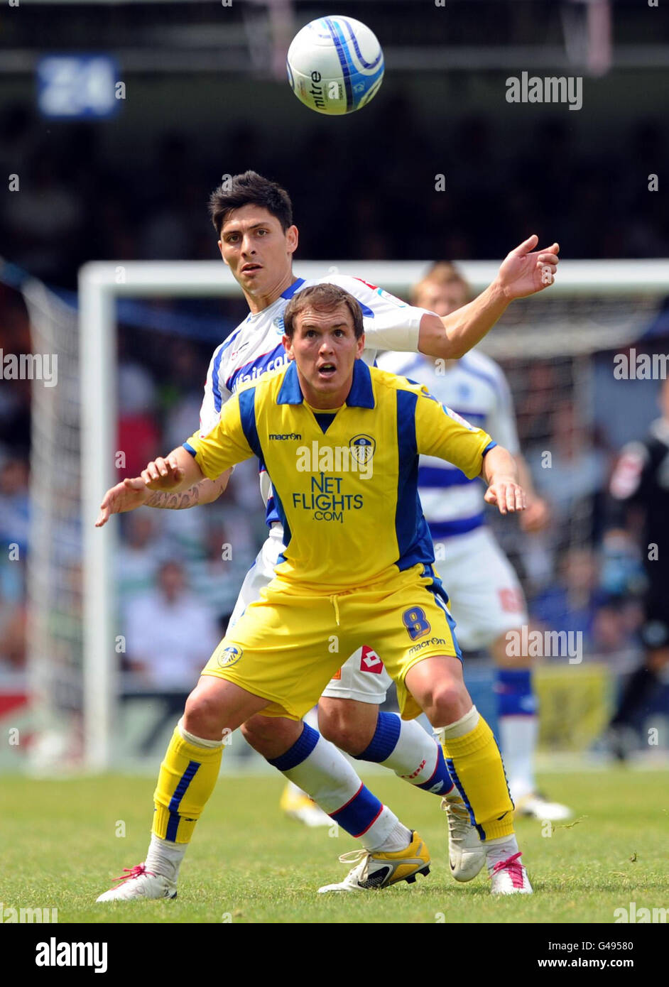 Calcio - Npower Football League Championship - Queens Park Rangers / Leeds United - Loftus Road. Alejandro Faurlin di QPR e Neil Kilkenny di Leeds in azione durante la partita del campionato di calcio di Npower a Loftus Road, Londra. Foto Stock