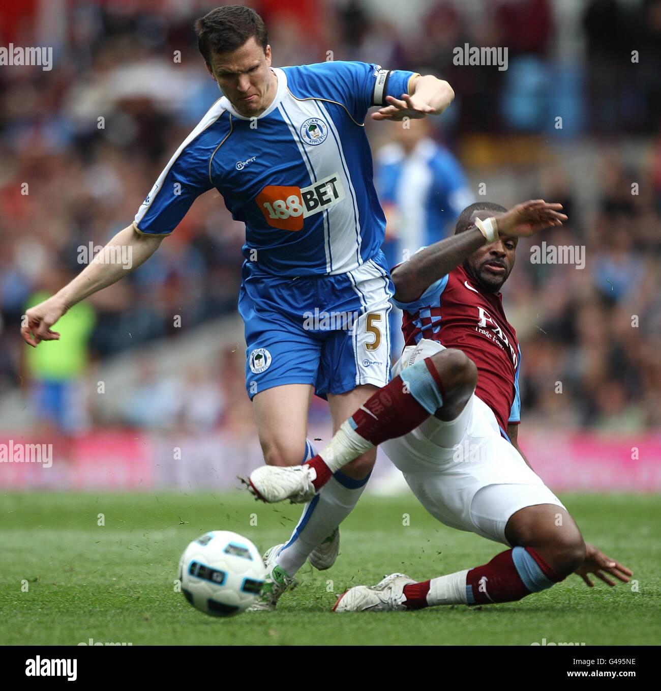 Calcio - Barclays Premier League - Aston Villa / Wigan Athletic - Villa Park. Darren Bent di Aston Villa (a destra) e Gary Caldwell di Wigan Athletic lottano per la palla Foto Stock