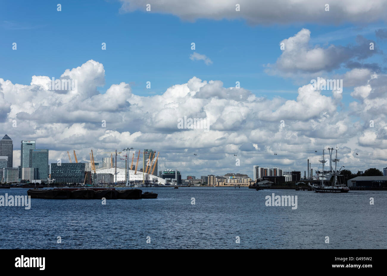 Royalist tall nave a vela della marina reale utilizzato per la formazione della vela sul Fiume Tamigi vicino Docklands Foto Stock