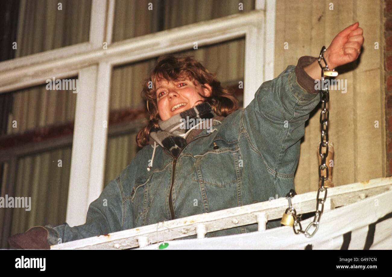 Il Consigliere Naomi Ridley organizza una protesta concatenandosi al balcone del municipio dopo le proposte del Consiglio di Slough Borough di consentire l'alloggio su terra verde. La sig.ra Ridley ha protestato dopo aver scaglionato una riunione presso l'edificio a seguito della decisione del consiglio di consentire la costruzione di 1,000 case su siti di superficie verde fuori dalla città del Berkshire. Vedi PA storia DI protesta SOCIALE. Foto di Tim Ockenden/PA Foto Stock