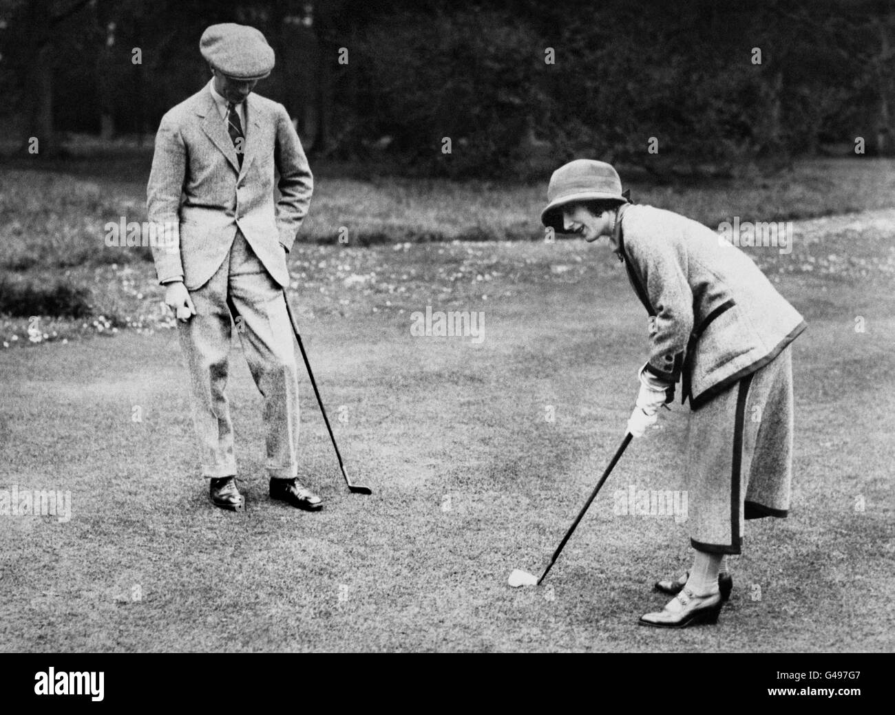 La duchessa di York (più tardi la Regina Madre) e suo marito, il Duca di York (più tardi Re Giorgio VI) godono di una partita di golf durante la loro luna di miele al Polesden Lacey in Surrey. Foto Stock