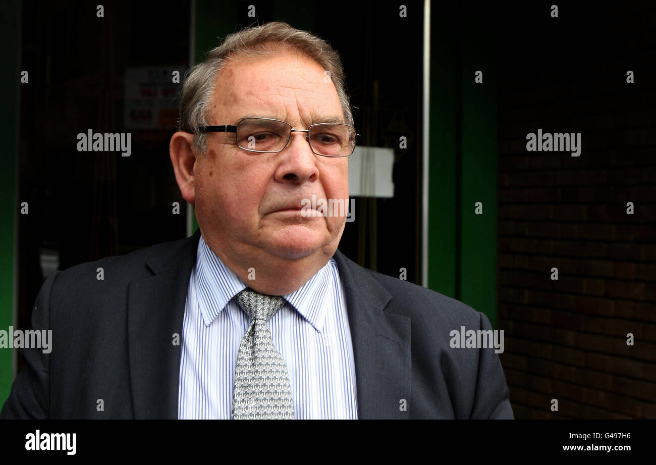 Il collega di Tory Lord Hanningfield lascia il Chelmsford Crown Court a Chelmsford, Essex, dove è accusato di aver accusato le sue spese della Camera dei Lord. Foto Stock