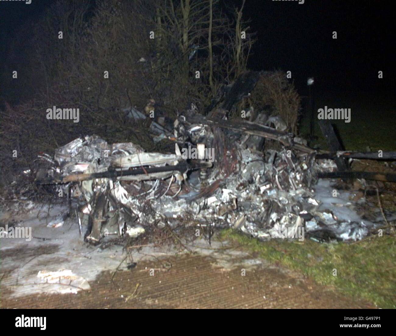 Un naufragio che ha lasciato un elicottero Squirrel a due posti che si è tuffato in una siepa accanto alla M40 vicino a Bicester, Oxfordshire, poco prima delle 19:00 la scorsa notte (mercoledì). Foto di Tim Ockenden/PA*EDI*. Guarda la storia di PA AIR Helicopter Foto Stock