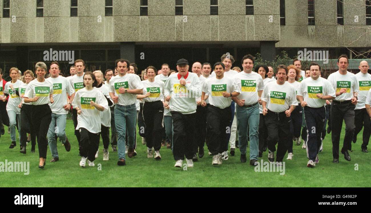 L'attore Richard Wilson (davanti, cappello) guida i membri del Team Flora, che stanno competendo nella maratona di Londra per raccogliere denaro per il Diana, Princess of Wales Memorial Fund, durante una giornata di coaching all'Imperial College di Londra oggi (Domenica). Foto PA. Foto Stock