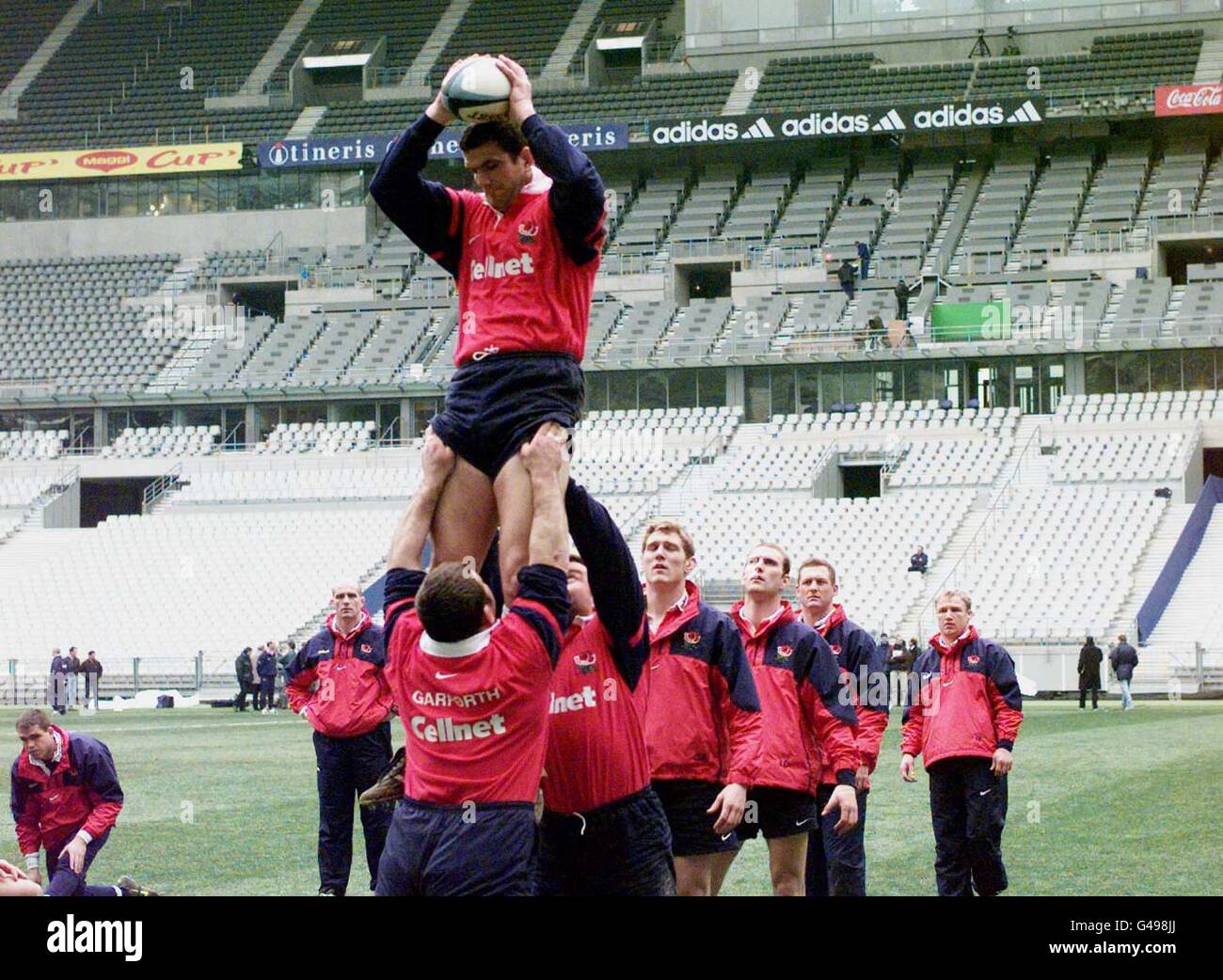 Martin Johnson (con palla) e il resto della squadra inglese durante una sessione di allenamento allo Stade de France di Parigi questo pomeriggio (venerdì), prima del domani campionato delle cinque Nazioni si scontrano contro la Francia. Foto di Adam Butler/PA. Foto Stock