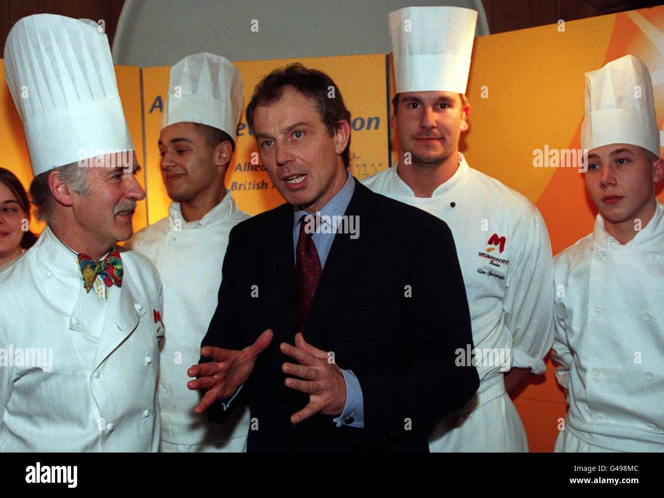Il primo ministro britannico Tony Blair parla al Top Chef Anton Mossiman con alcuni dei suoi collaboratori coinvolti nel programma 'New Deal' del governo, presso un ricevimento di Downing Street al numero 10 questa sera (mercoledì). Foto di Stefan Rousseau/PA Foto Stock