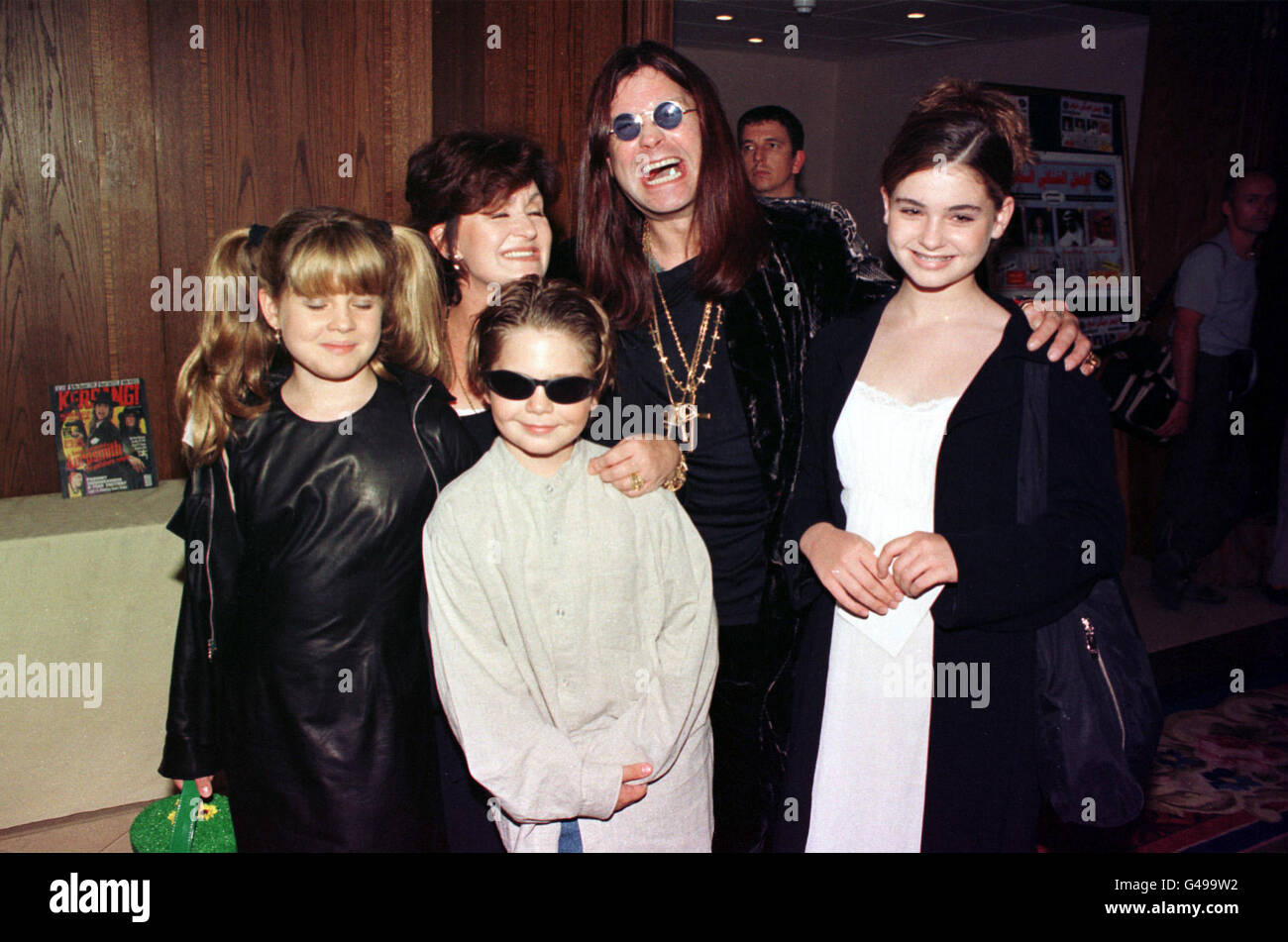Ozzy Osbourne, moglie Sharon e i figli Kelly, Jack e Aimee al Kerrang  Awards 1997 a Londra Foto stock - Alamy