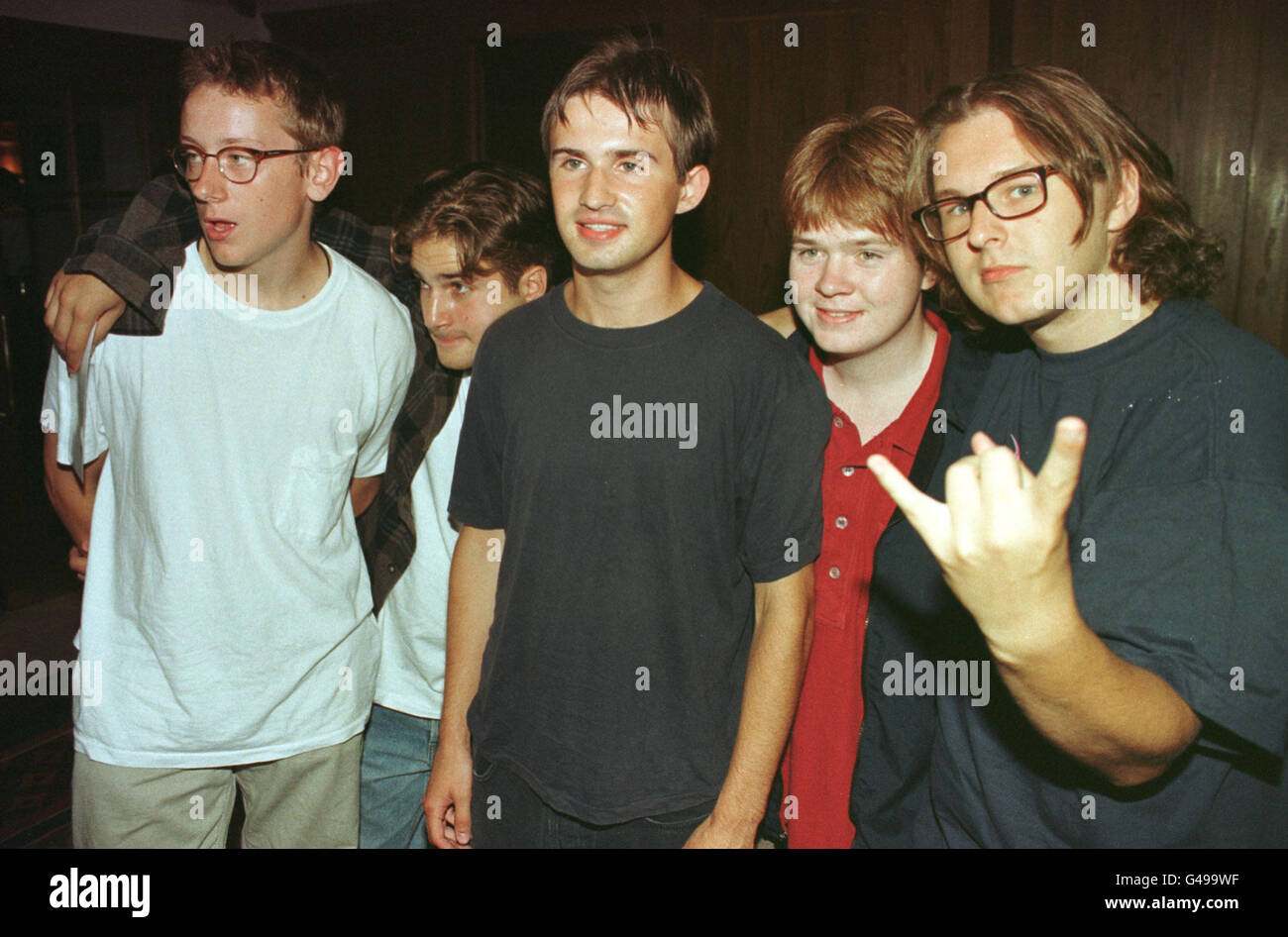 Simposio (L-R) Joe Birch (batterista), Hagop Tchaparian (chitarra), Ross Cummins (cantante), William McGonagle (chitarra), Wojtek Godzisz (bass) al Kerrang Awards 1997 a Londra. Foto Stock