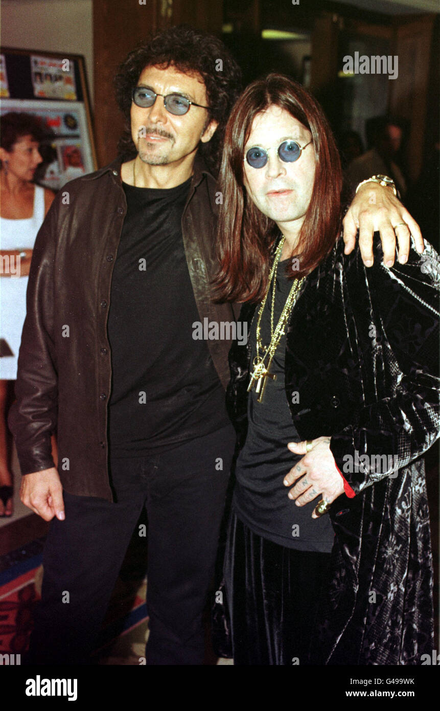 Ex membri del Black Sabbath Tony Iommi (L) e Ozzy Osbourne al Kerrang Awards 1997 a Londra. 27/10/03: Ozzy Osbourne e Kelly Osbourne stanno facendo un'offerta per il Natale numero uno, hanno annunciato. Padre e figlia devono rilasciare un duetto, cambiamenti, l'8 dicembre sperando di incassare nel mercato stagionale. Foto Stock