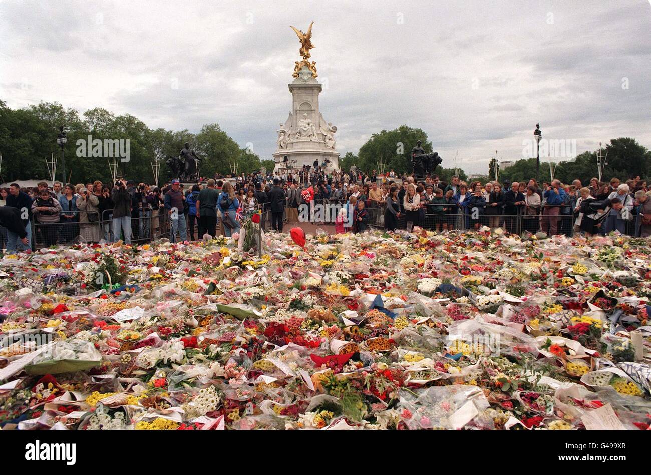 I visitatori addolorati possono ammirare le migliaia di tributi floreali che si sono fatti fuori da Buckingham Palace, dopo la tragica morte di Diana, principessa del Galles nelle prime ore della domenica mattina. Foto Stock