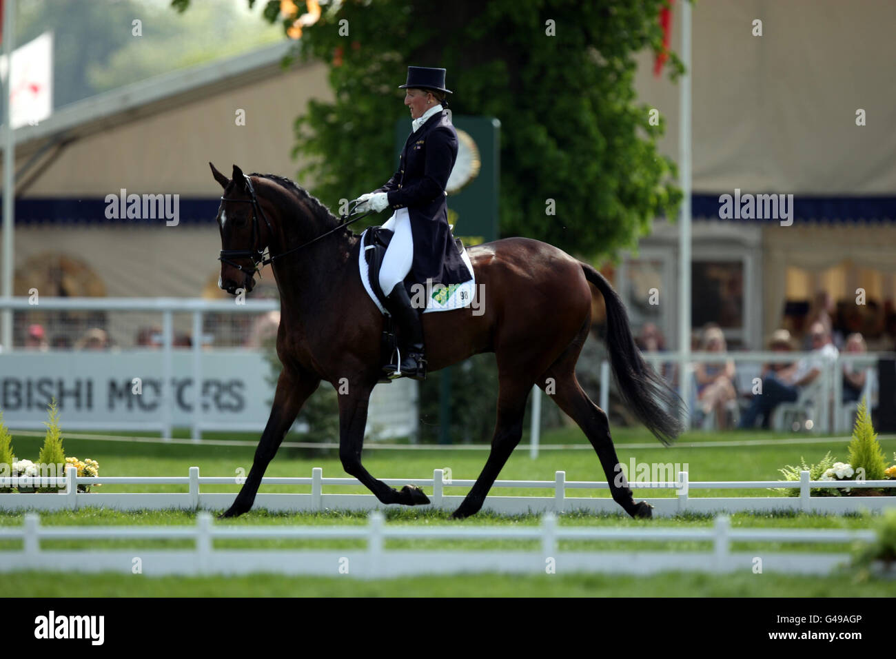 Ruth Edge in sella a due Thyme compete nella sessione pomeridiana della seconda giornata di dressage durante il terzo giorno delle prove ippiche di Badminton a Badminton, Gloucestershire. Foto Stock