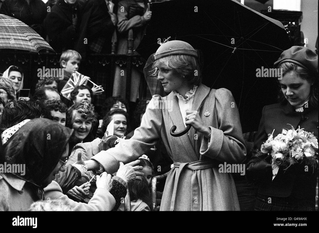 PA NEWS FOTO 198877-26 : 28/10/81 : La principessa di Galles scuote le mani durante una visita a HAVERFORDWEST, Galles, quando lei e il principe ha visitato la ex capoluogo di contea di Pembrokeshire Il secondo giorno del loro tour di tre giorni del Galles, il loro primo impegno ufficiale come una coppia sposata. Foto Stock