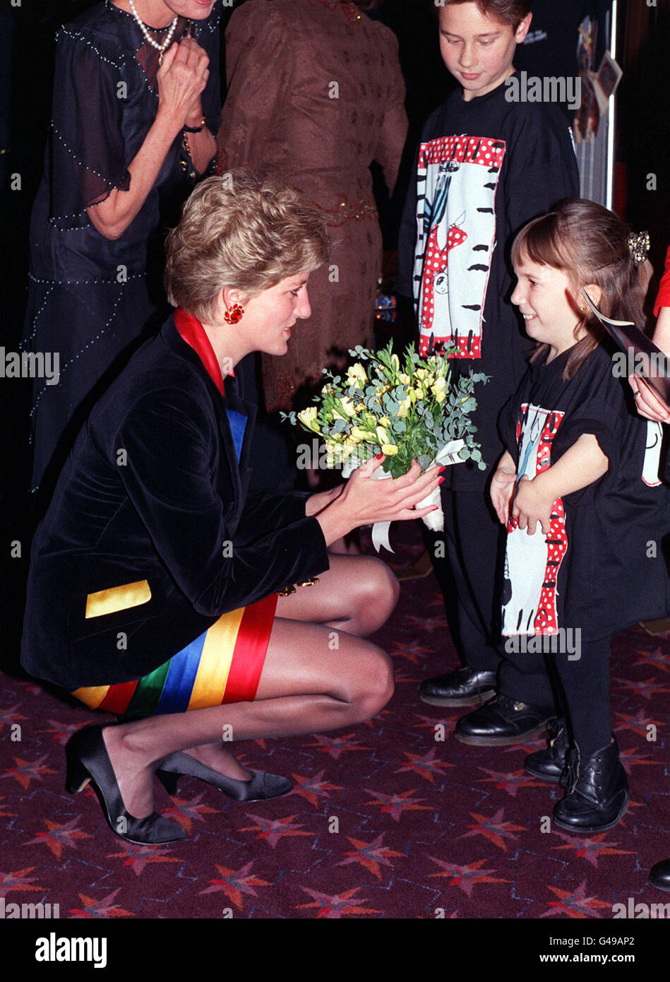 PA NEWS FOTO 251337-4 : 28/11/91 : La principessa di Galles riceve un mazzo di fiori da 11YR OLD JENNY O'Sullivan a un concerto rock dal capannone di pollo Theatre Company, presso la sala da ballo di impero, Leicester Square. Foto di Fiona Hanson. Foto Stock