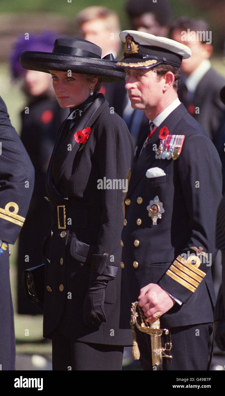 PA NEWS FOTO 238971-6A : 11/11/90 : il principe e la principessa di Galles al ricordo giorno di servizio hanno presenziato al Commonwealth War Graves CIMITERO DI HODOGAYA, nei pressi di Tokyo. Foto di Martin KEENE. Foto Stock