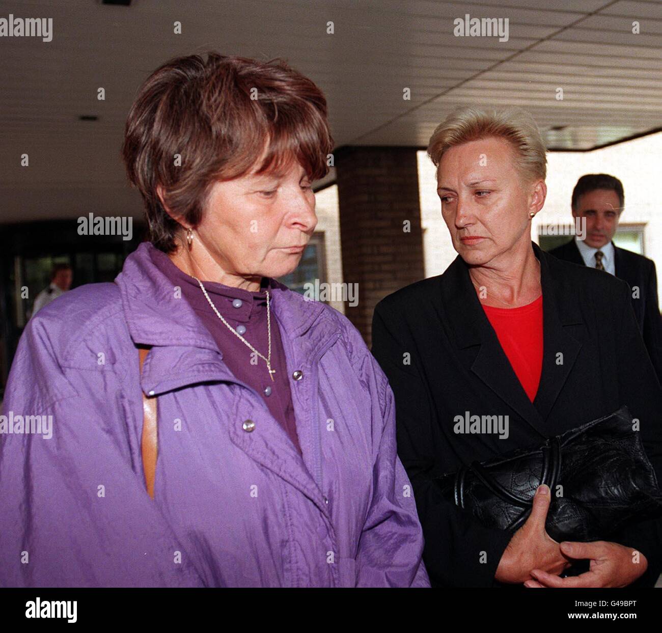 I due turisti Maria Rigociova, 56, (a sinistra) un insegnante di inglese e tour leader e tecnico di comunicazione Agnesa Sihelska, 50, che si sono allontanati con un sacco di tributi funerali lasciato per Diana, principessa di Galles sono stati liberati da una condanna di 28 giorni da Southwark Crown Court a Londra oggi (Venerdì). Vedi PA Story DIANA Courts. Foto di Fiona Hanson/PA. Foto Stock