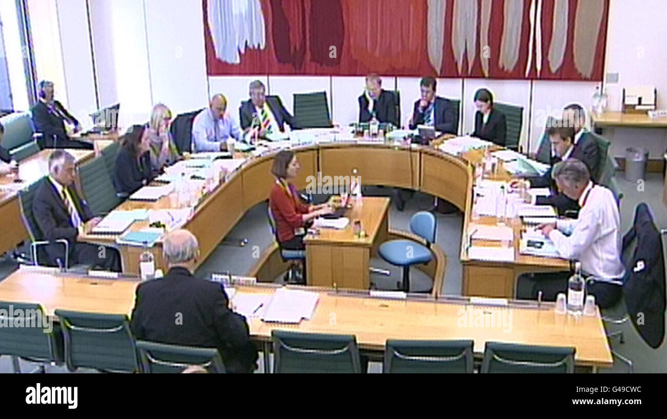 Vince Cable, segretario al commercio (fronte, rivolto verso l'esterno), fornisce prove al Commons Business, Innovation and Skills Committee della House of Commons di Londra, mentre i dati ufficiali hanno rivelato che l'economia del Regno Unito è tornata a una modesta crescita nei primi tre mesi del 2011. Foto Stock