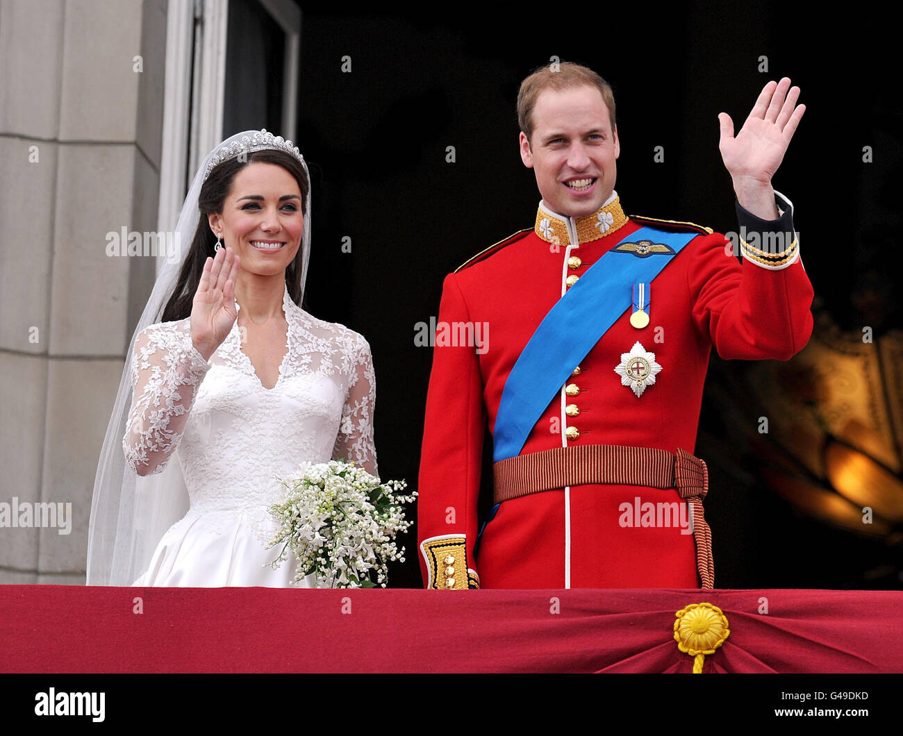 Il principe William e sua moglie Kate Middleton, che ha ricevuto il titolo di Duchessa di Cambridge, si sono arenati dalla folla dal balcone di Buckingham Palace, Londra, dopo il loro matrimonio all'Abbazia di Westminster. Foto Stock