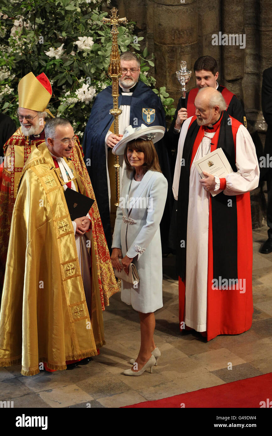 Carole Middleton, madre di Kate Middleton (centro), si trova con i clero uomini a Westminster Abbey, Londra, prima del matrimonio tra il principe William e Kate Middleton. Foto Stock