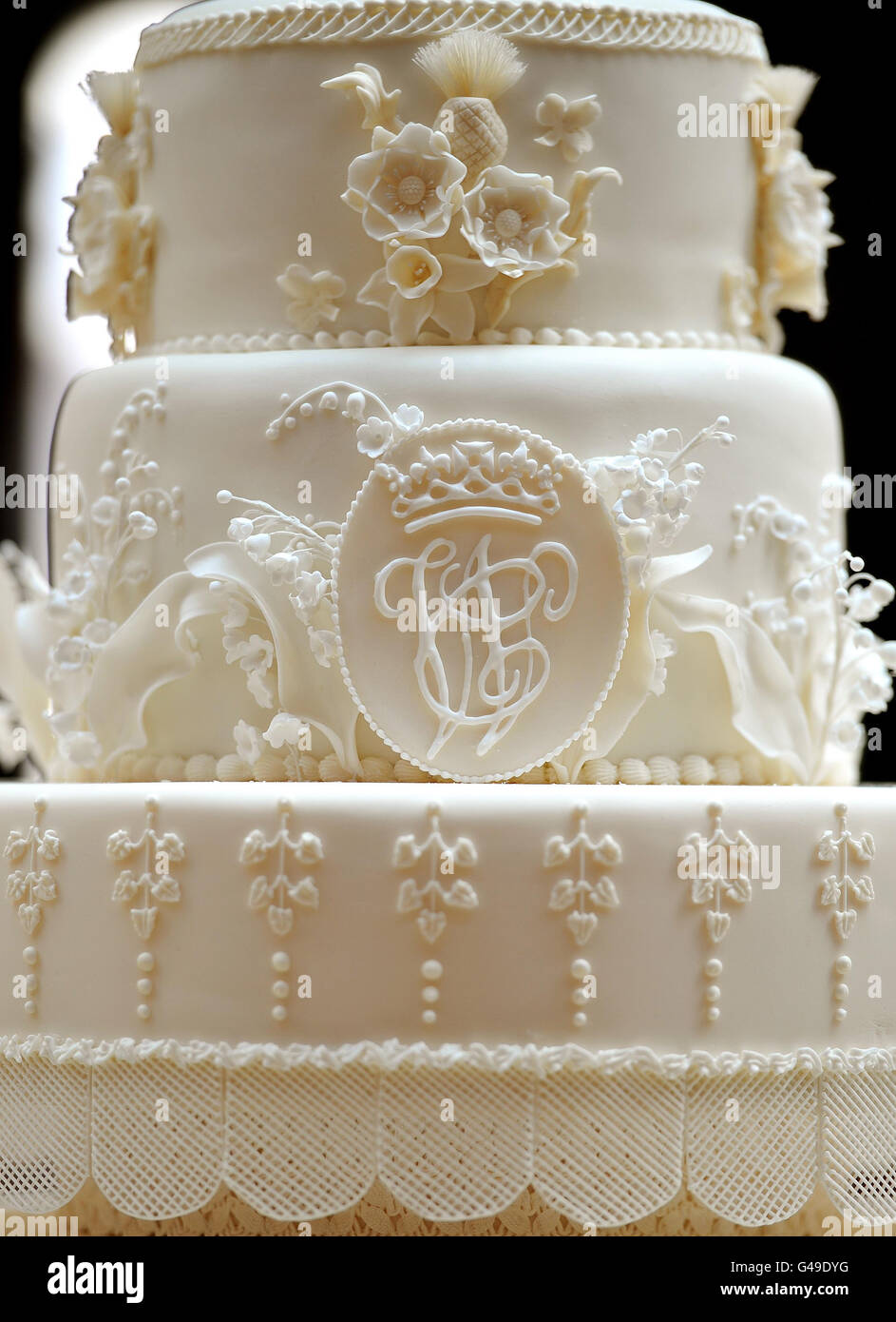 Una piccola sezione della torta nuziale a otto livelli con le iniziali W&amp; C, fatta da Fiona Cairns e dal suo team, attende gli sposi novelli Prince William e Kate Middleton, nella Pinacoteca di Buckingham Palace nel centro di Londra, oggi. Foto Stock