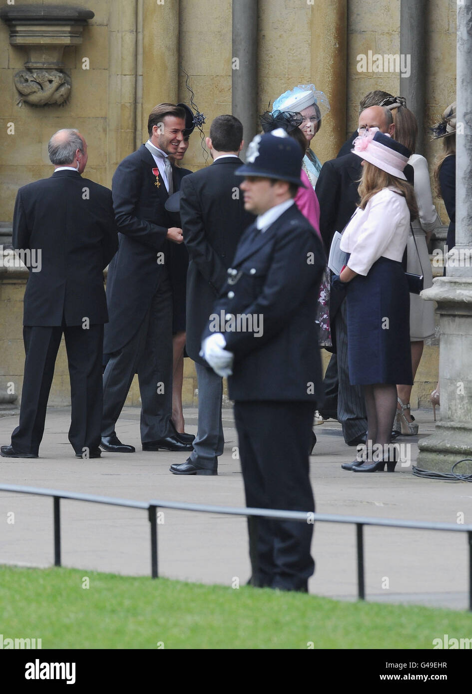 David Beckham e la moglie Victoria arrivano per assistere al matrimonio reale del Principe William a Catherine Middleton all'Abbazia di Westminster, Londra. Foto Stock