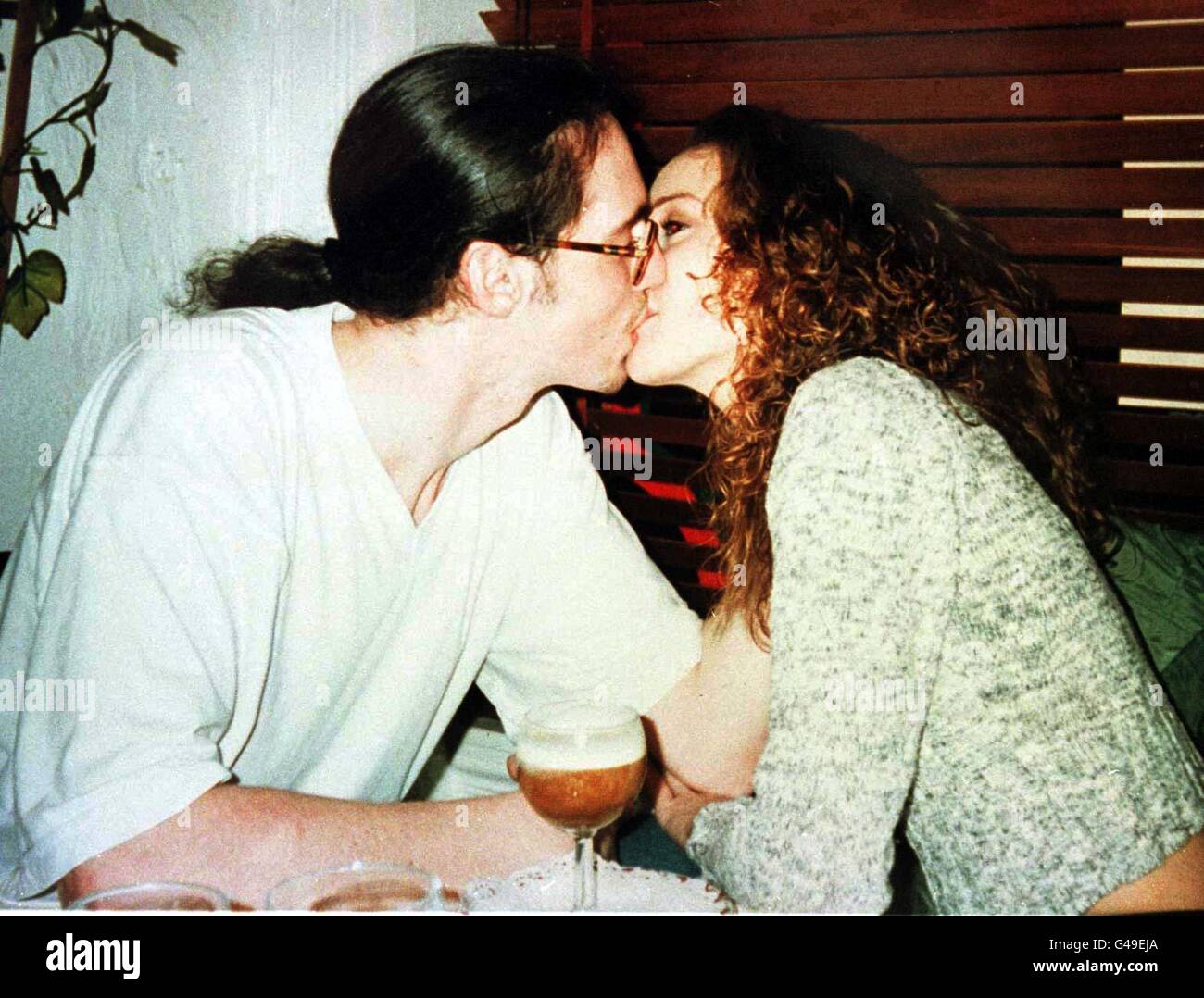 Undated Collect foto delle vittime della rabbia stradale Toby Exley e Karen Martin, che si baciano durante il 21° compleanno di Toby. Toby Exley e la sua fidanzata Karen Martin sono stati uccisi sulla A316 Great Chertsey Road, a ovest di Londra, il 6 ottobre, quando un'auto alle loro spalle ha volutamente sbattuto sul retro della loro auto e li ha costretti sull'altro lato della strada nel percorso di un'auto in arrivo. Vedi PA Story CRIME Couple. Foto Stock