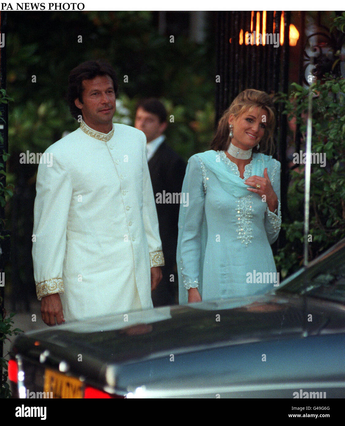 PA NEWS FOTO : 20/6/95 : IMRAN Khan e sua moglie jemina arrivando a suo padre a casa per il loro ricevimento di nozze. Foto di Justin WILLIAMS. Foto Stock