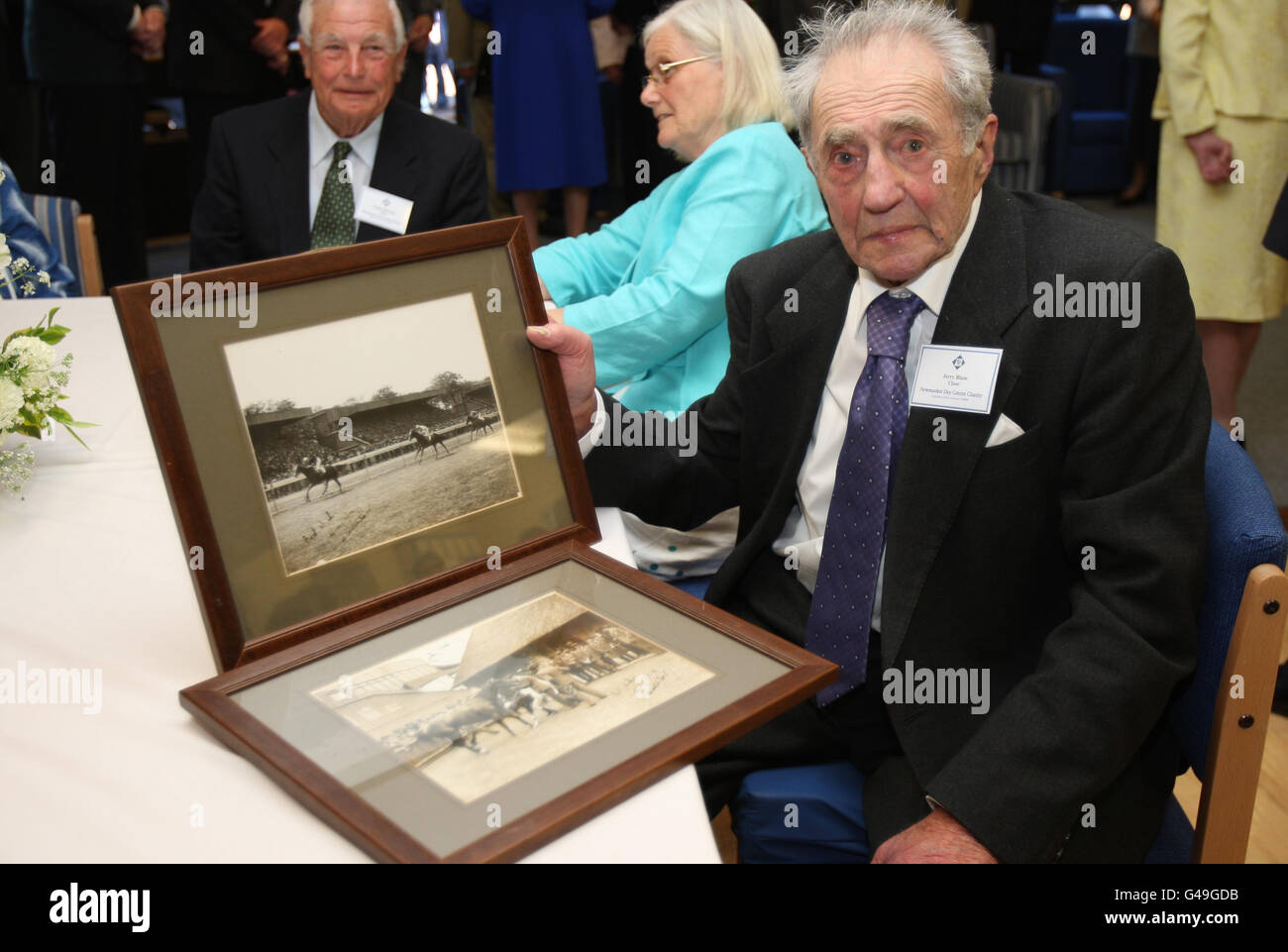 Ex Jockey Jerry Blum, 87 anni, di Newmarket, che ha chiacchierato con la Regina Elisabetta II durante la sua visita al Newmarket Day Center in città. Foto Stock