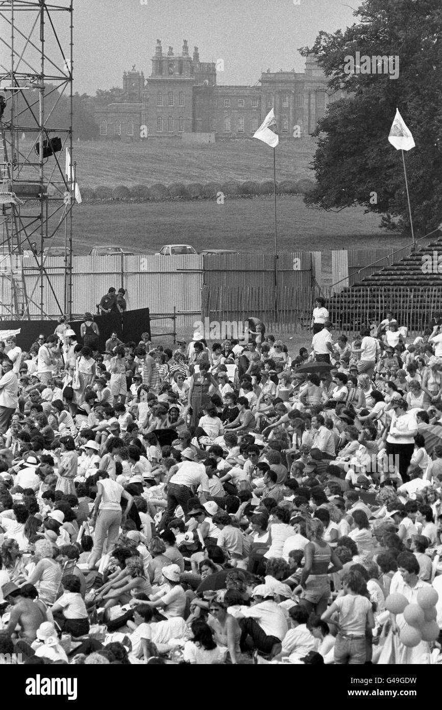 Blenheim Palace visto sullo sfondo durante un concerto del cantante americano Barry Manilow (non raffigurato). Foto Stock