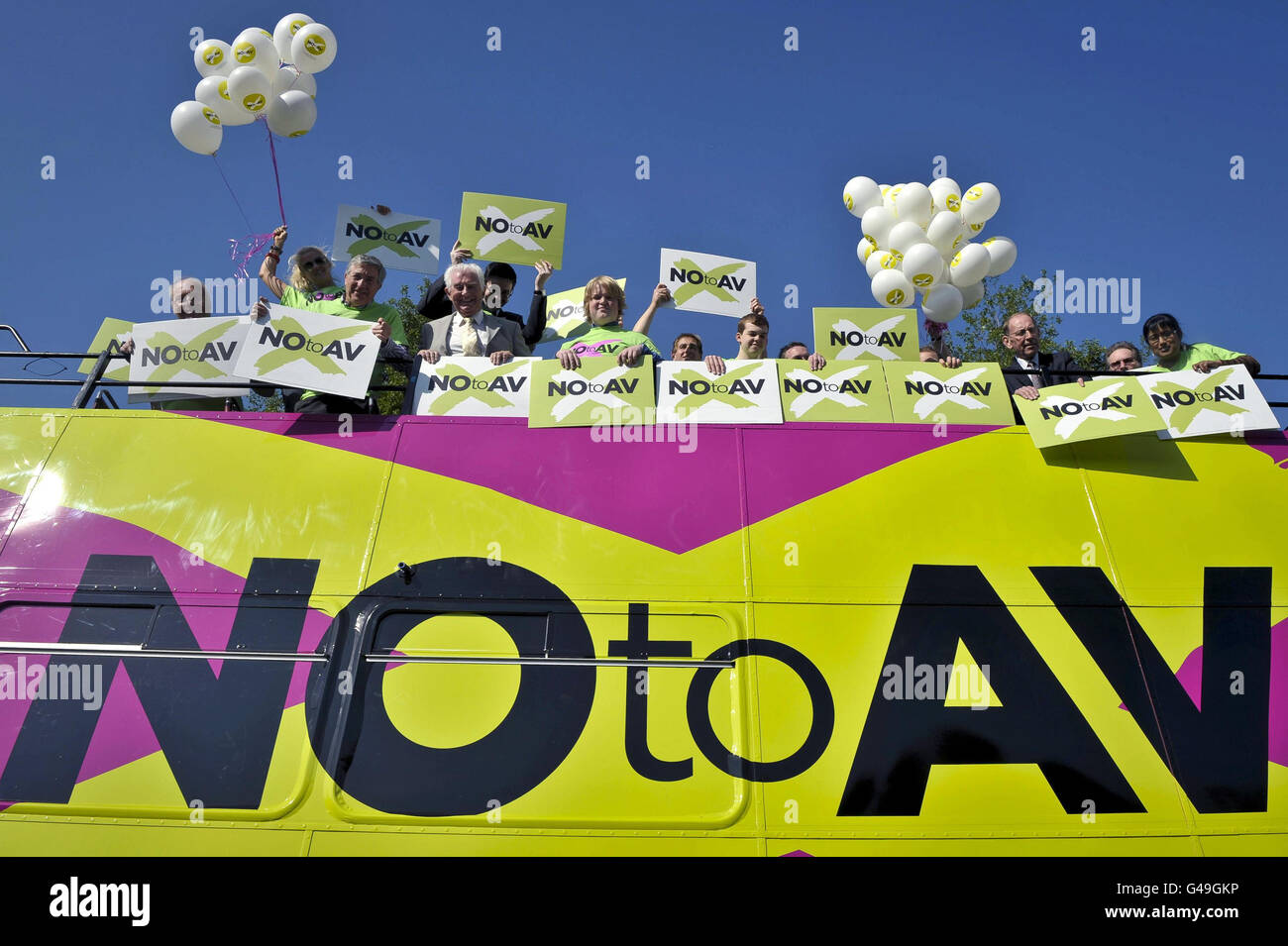 I sostenitori del voto "No a AV" passano attraverso Bristol su un autobus a due piani, come parte del loro giro nel Regno Unito del paese per promuovere il voto contro il voto alternativo. Foto Stock