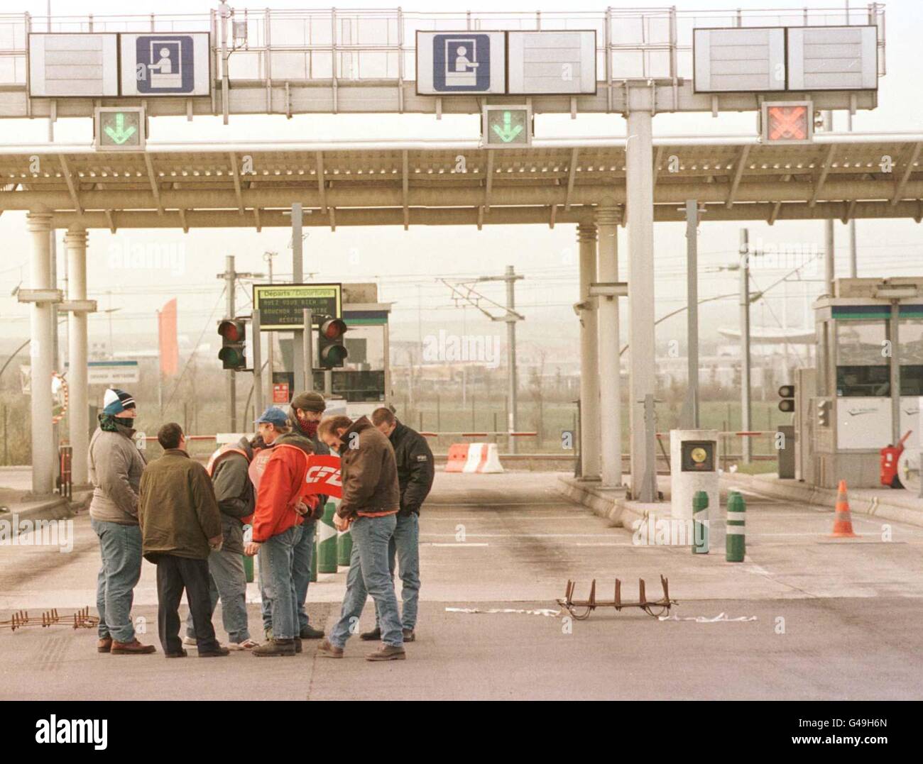 Gli autisti di camion francesi che colpiscono bloccano l'ingresso alla navetta (terminal merci) a Calais, oggi (martedì). Vedere PA Story TRANSPORT Trucks. Foto di Tim Ockenden/PA Foto Stock