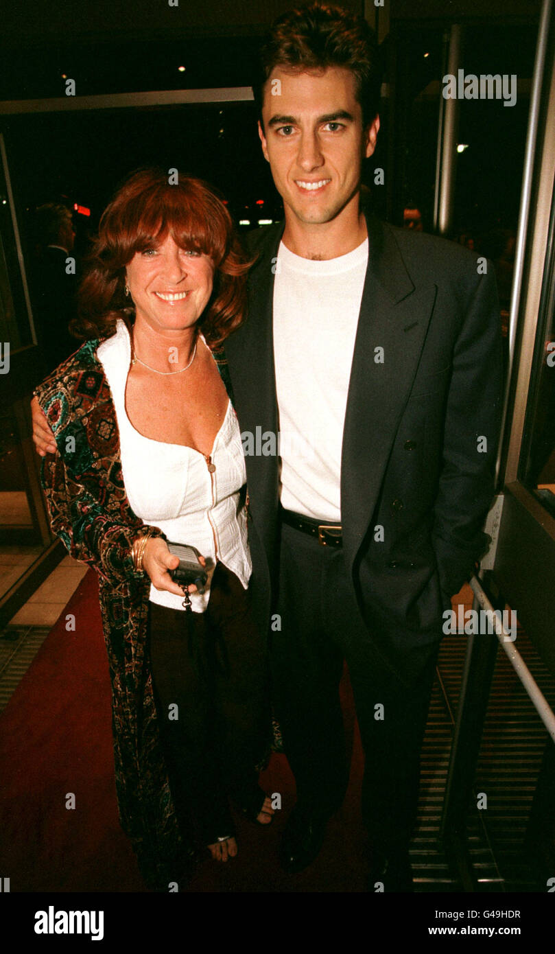 Scrittore di Lynda la pianta arriva con un compagno non identificato alla premiere del film " nulla dalla bocca all'Odeon West End di Londra. Foto Stock