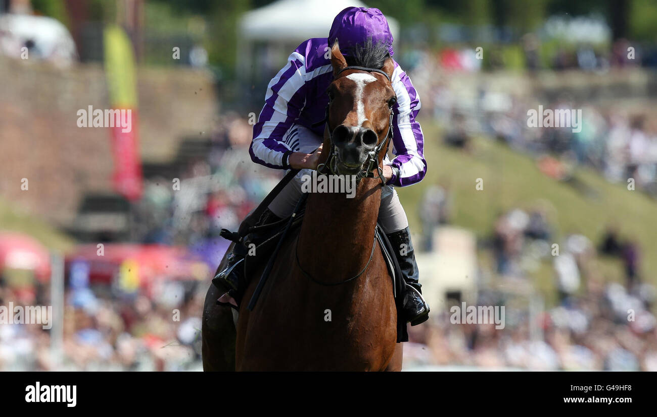 St Nicholas Bay guidato da Ryan Moore vince il Boodles Diamond Ormonde Stakes durante il Boodles City Day all'ippodromo di Chester. Foto Stock